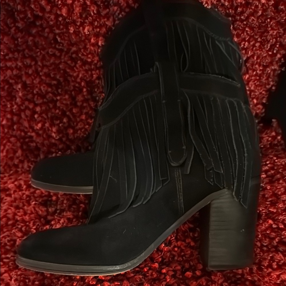 Chic Black Fringe Suede Booties